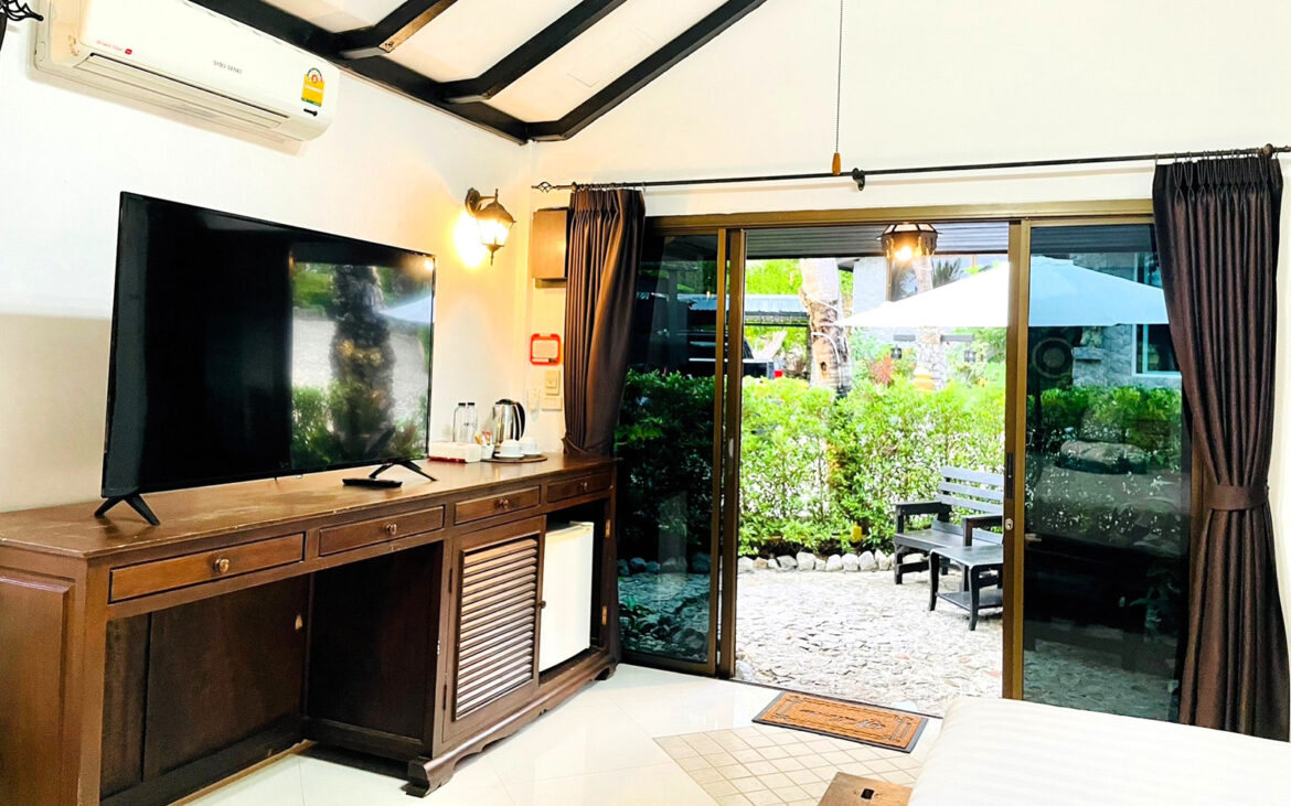 Bungalow Pool Access